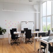 Bureau d’entreprise lumineux avec deux îlots de travail