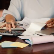 Entrepreneur travaillant avec des factures