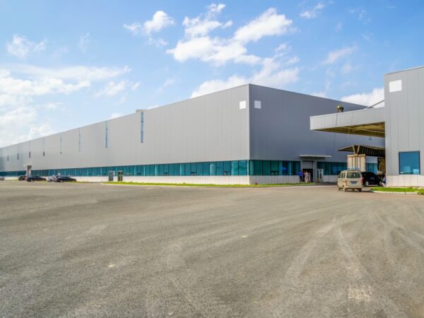 Faut-il encore acheter des locaux industriels à Grenoble en 2025 ?