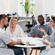 Personnes discutant autour d'une table