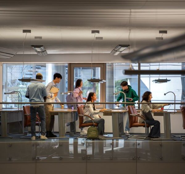 Plusieurs personnes travaillent dans un open-space