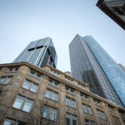 Un quartier d'affaires moderne vu en contrebas.